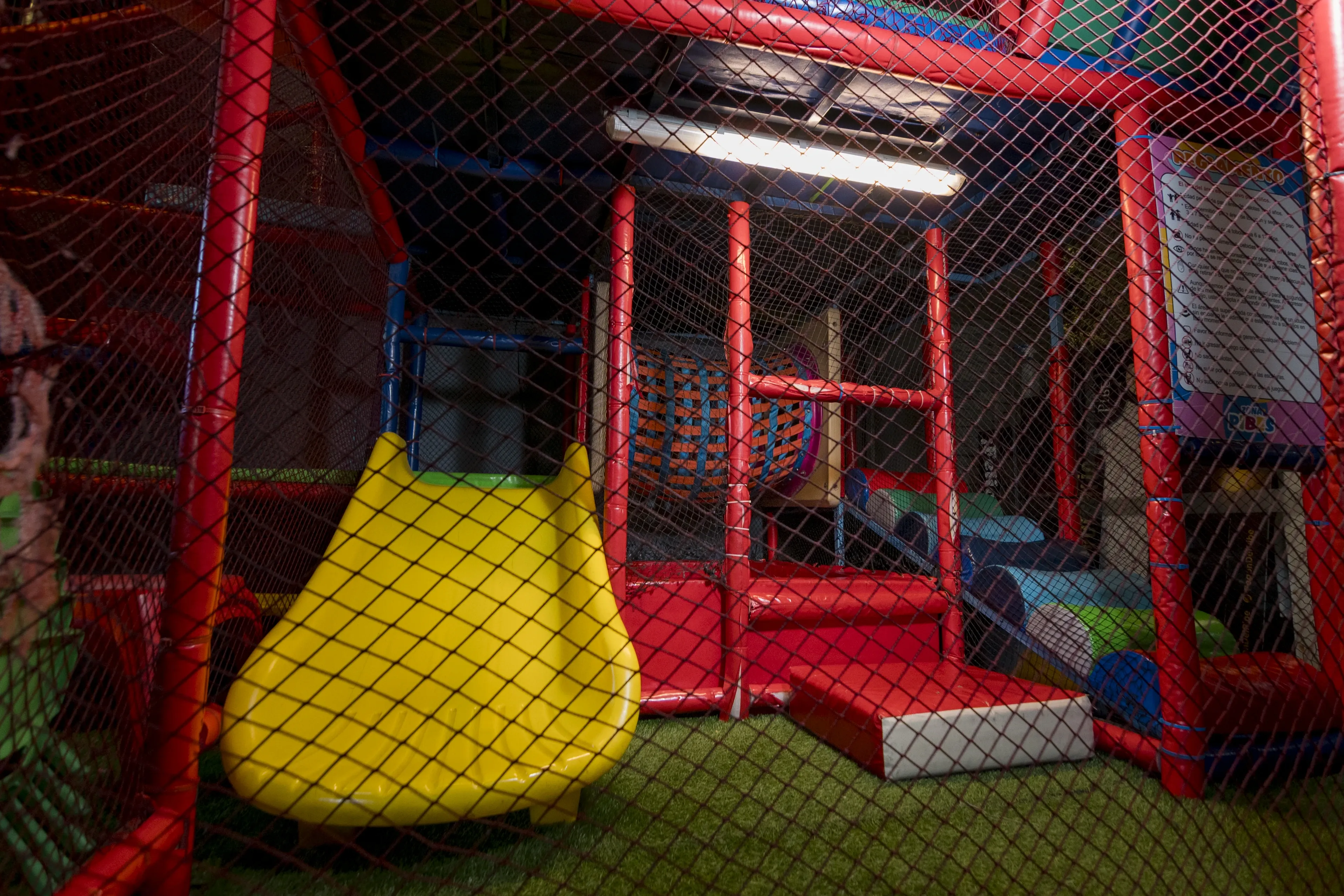 Área de juegos y espacio familiar dentro de El Fogón del Pibe en Zapopan