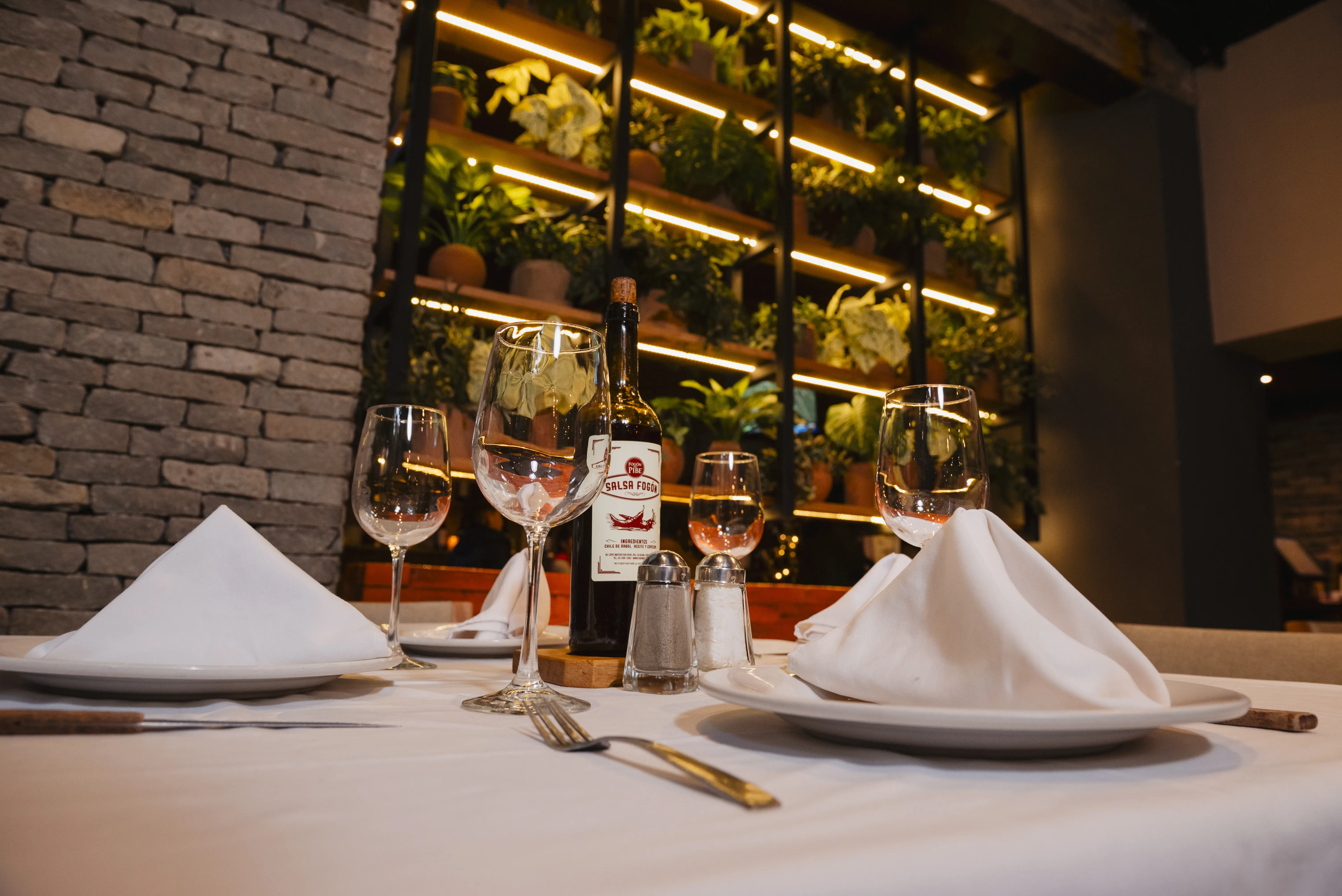 Mesas servidas en la terraza de El Fogón del Pibe en Zapopan