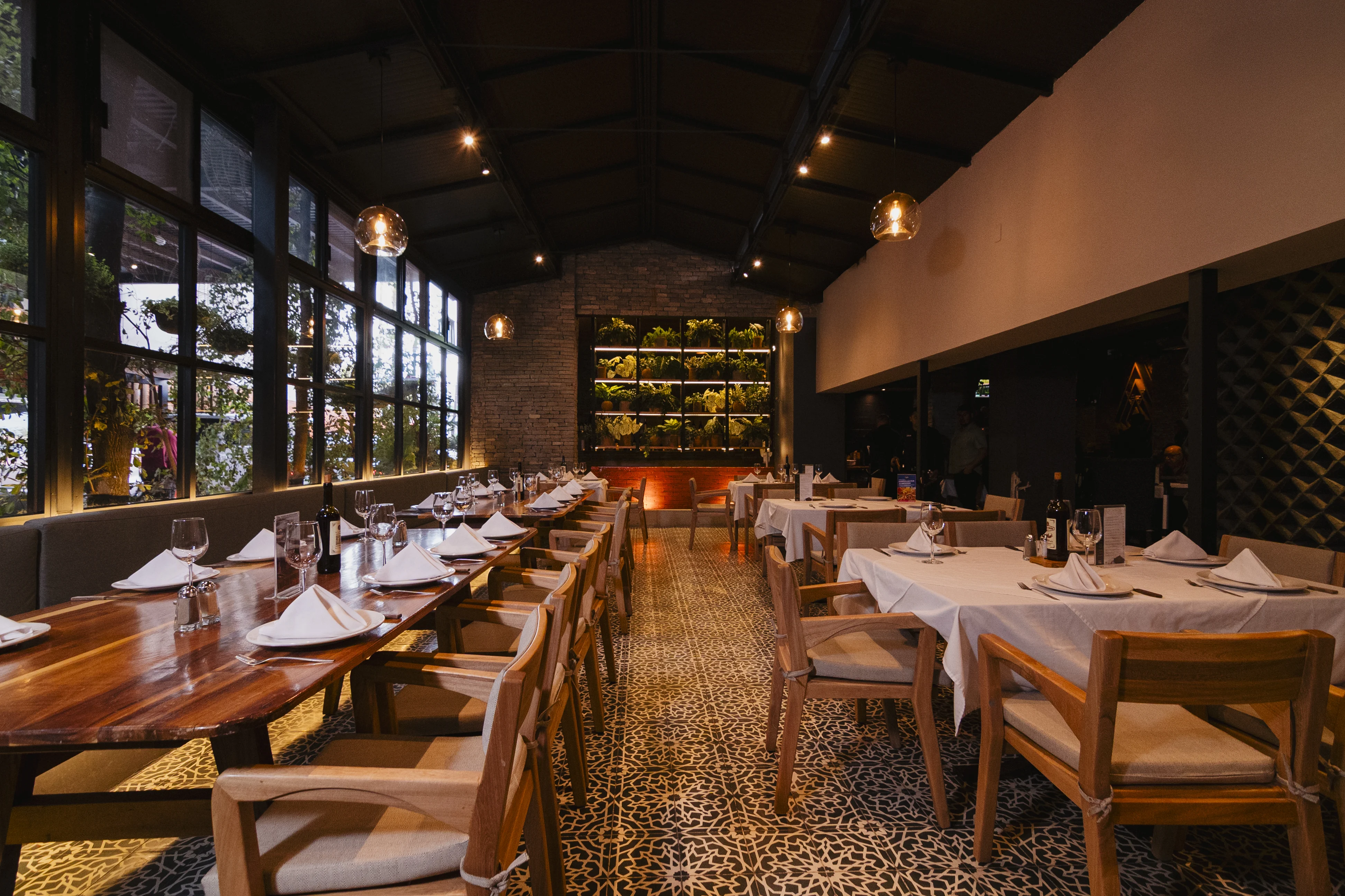 Ambiente familiar en Fogón del Pibe, ideal para comidas y cenas en Guadalajara